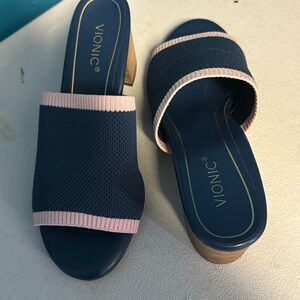 Vionic Beautiful Blue W/Light Pink Trim Sandals, Size 7.5, NWT, MAKE AN OFFER!!!
